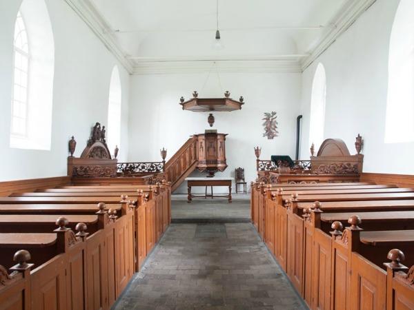 Het interieur van de kerk van Saaxumhuizen.